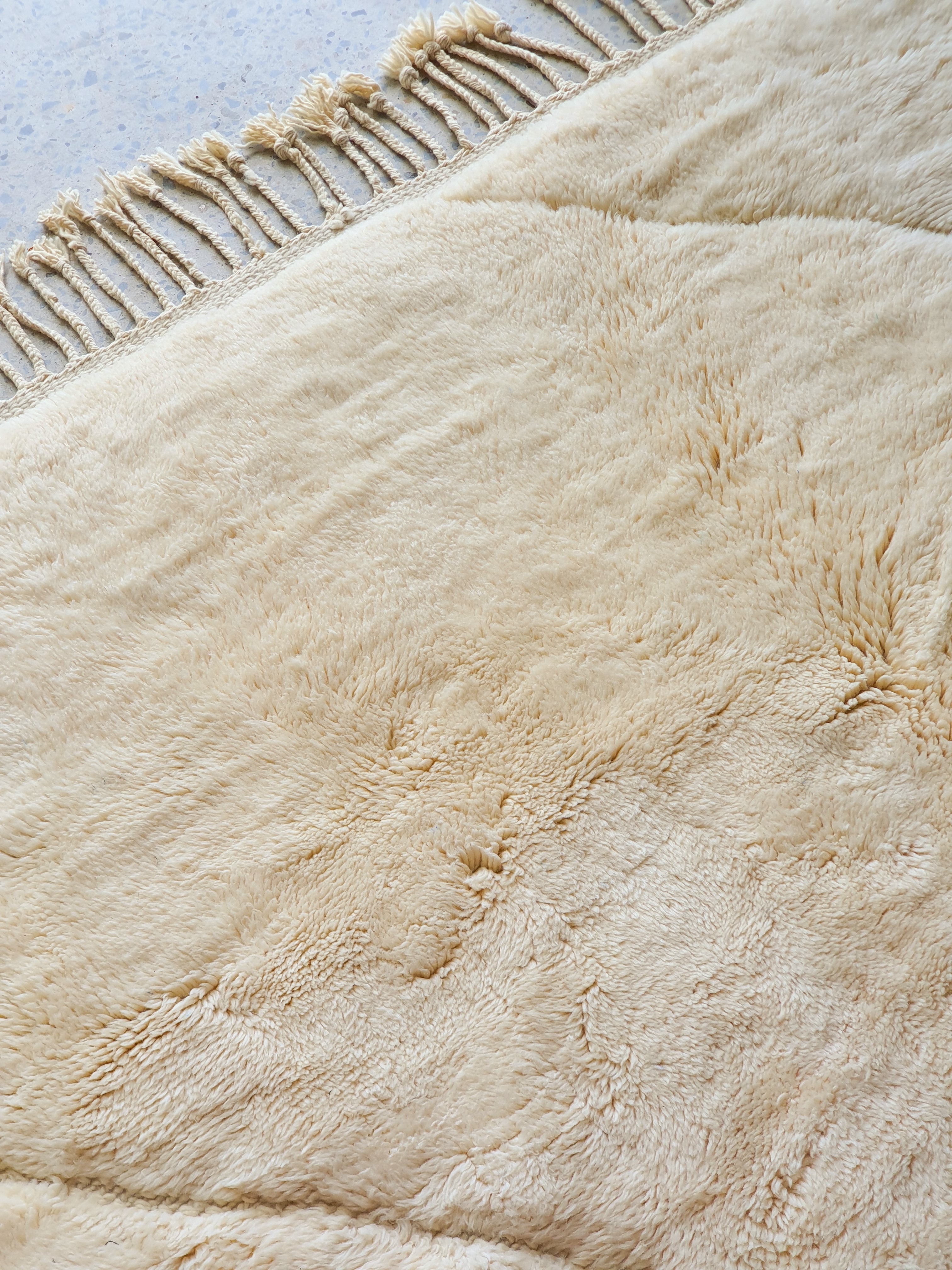 Contemporary Beni M'Rirt 350cm x 250cm natural colour semi close up